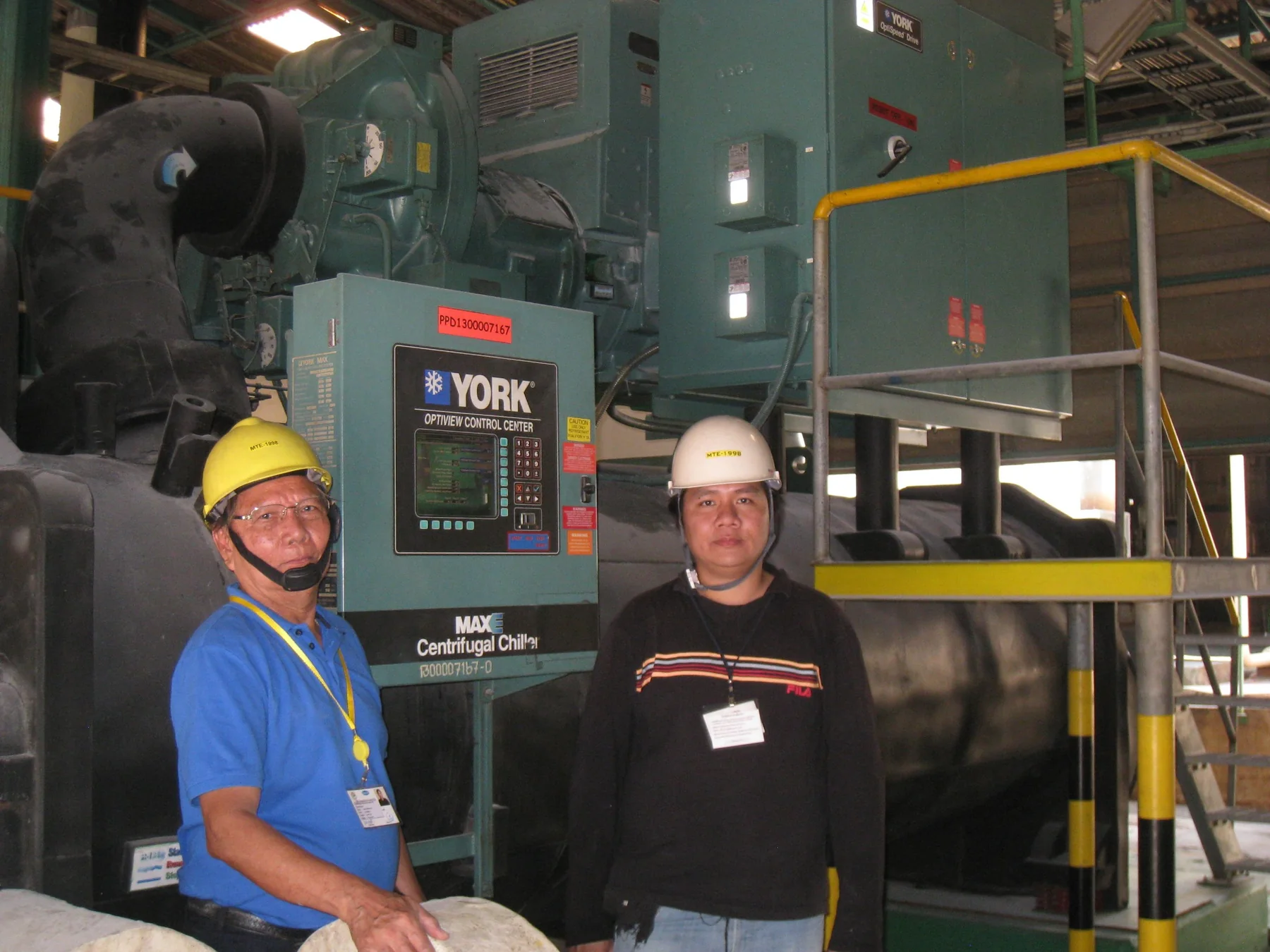 คุณจรัญ ล้อเธียรประทาน กับทีมงานในพื้นที่ระบบ Chiller