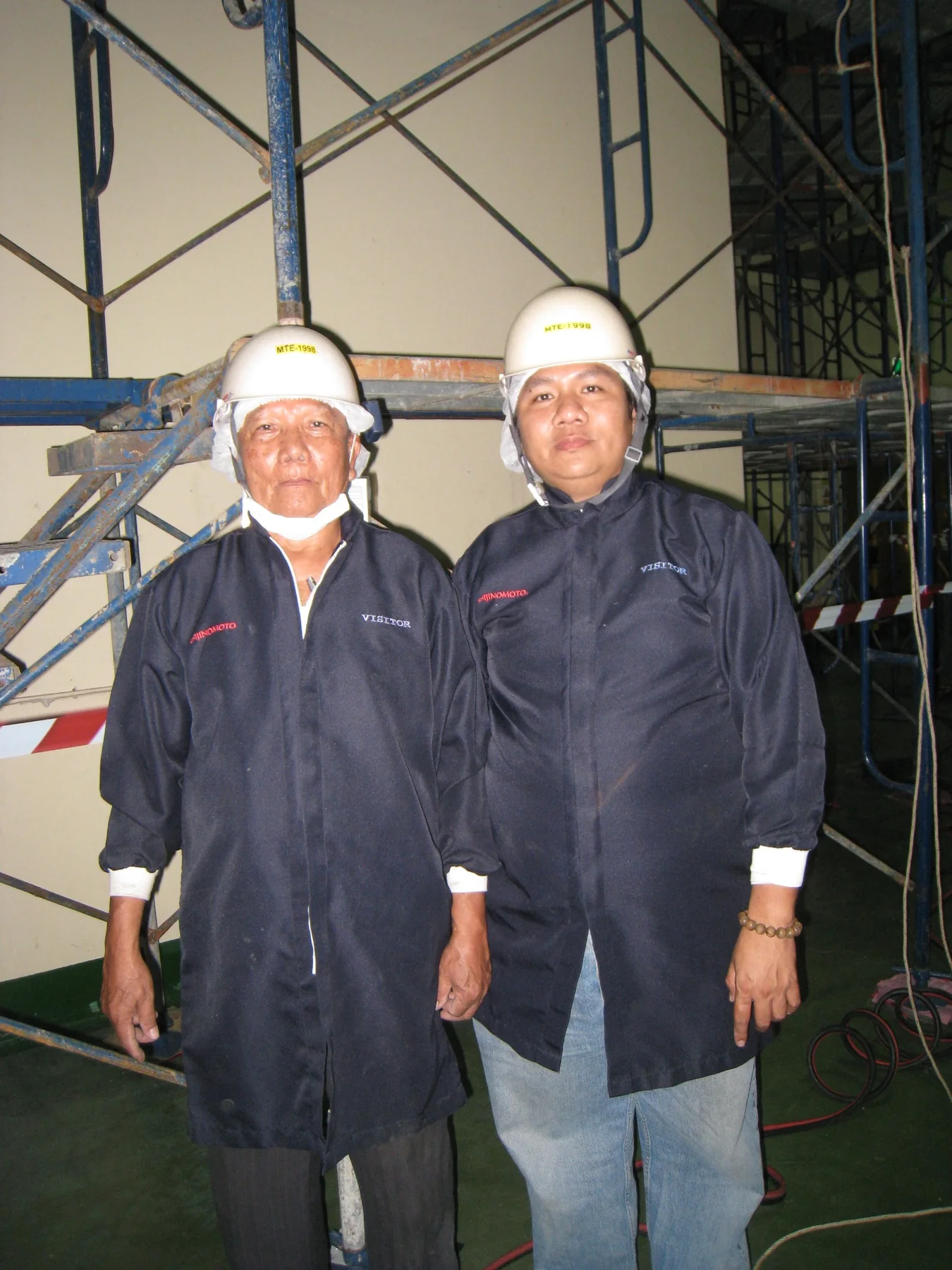 คุณจรัญ ล้อเธียรประทาน กับทีมงานในพื้นที่หน้างาน
