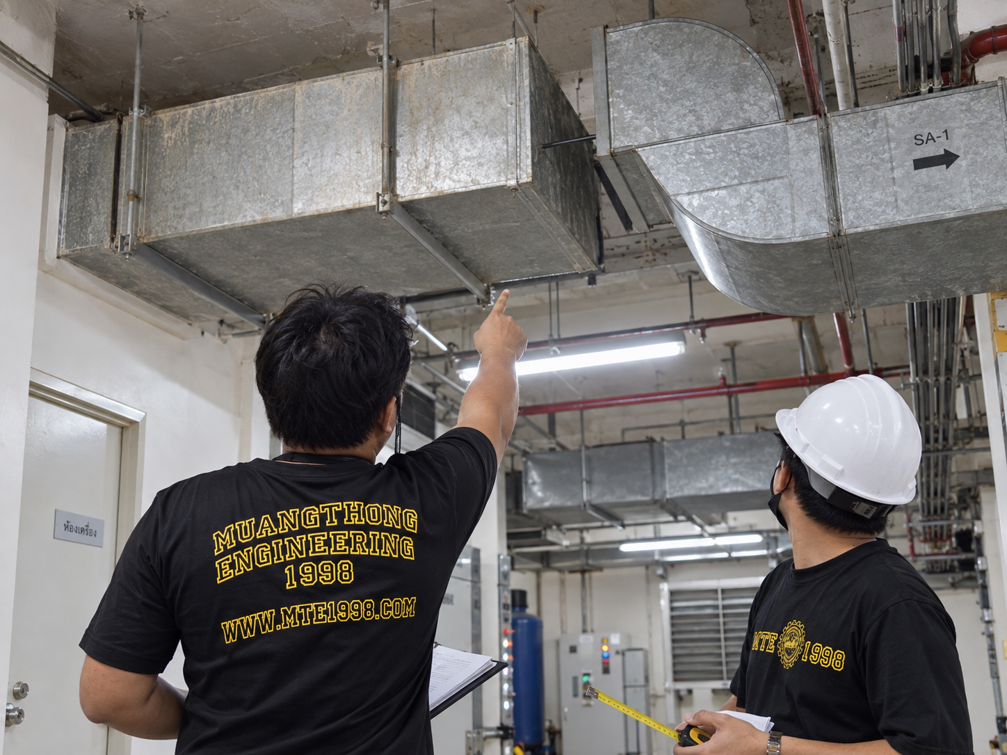ทีมช่างเมืองทองติดตั้งระบบ Duct ในอาคาร